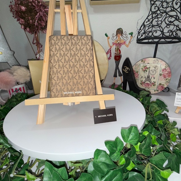 MICHAEL KORS MONOGRAM WALLET! - Picture 13 of 16